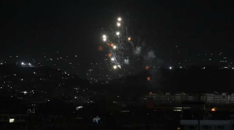 喀布爾的夜空中爆發出煙花、槍聲和爆炸聲，塔利班在午夜過後載著部隊和外交官離開該市機場的最後一班飛機後，慶祝戰勝美國並宣佈「完全獨立」。（圖／達志／美聯社）