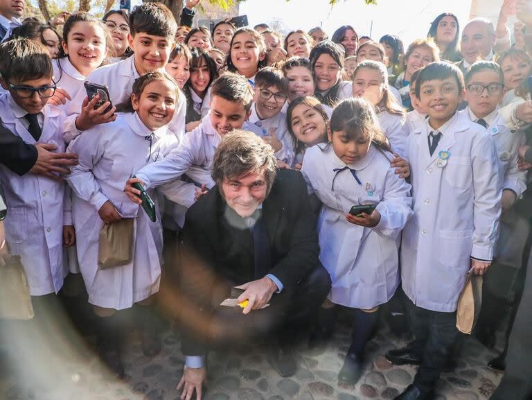 El presidente Javier Milei y alumnos, en San Juan