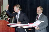 <p>Eastern Airlines Shuttle<br>Donald Trump a tenté l'aventure de la compagnie aérienne. Pour 365 millions de dollars, il rachète Eastern Airlines Shuttle en 1988. Il veut donner un aspect luxueux à la compagnie, et fait ajouter des robinets plaqués or, des boucles de ceinture en acier chromé… et la compagnie met la clé sous la porte en 4 ans. (AFP)</p>