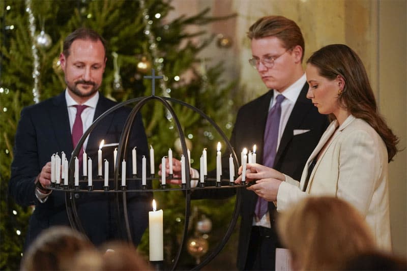 Haakon de Noruega con sus hijos Ingrid y Sverre Magnus