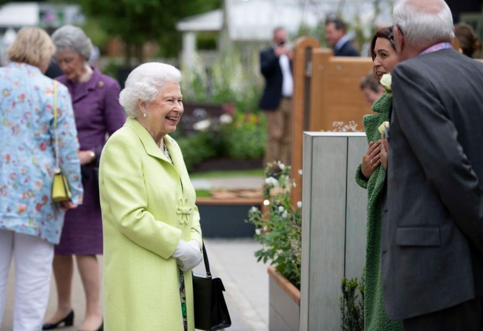 4) The Queen was all smiles as she arrived.