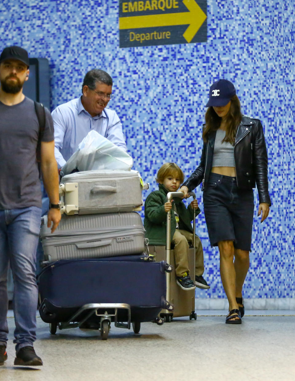 <p>Isis Valverde e o filho, Rael, foram fotografados em aeroporto do Rio de Janeiro (Foto: Agnews)</p> 