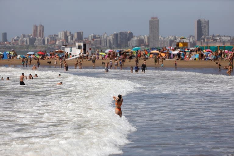 Desde las playas del norte de Mar del Plata se tiene una postal distina de la ciudad balnearia