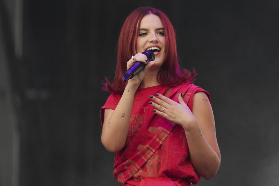 Nicole Zignago, de Perú, durante su concierto en el Festival Tecate Emblema en la Ciudad de México el viernes 17 de mayo de 2024. (Foto AP/Fernando Llano)