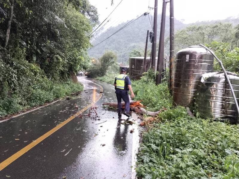 連日降雨  台中和平區烏石坑巷路樹傾倒 連日降雨，台中市和平區烏石坑巷27日有路樹傾倒， 和平警分局員警徒手清除，避免路樹擋道發生危險。 （民眾提供） 中央社記者趙麗妍傳真  113年4月27日 