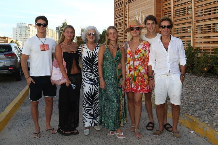 Valeria Mazza dijo presente en el lanzamiento de la temporada 2024 de Punta de Este, realizada en el Enjoy Conrad, junto con Alejandro Gravier y tres de sus cuatro hijos: Taina, Tiziano y Benicio. También fueron parte del evento la madre de la modelo y una de sus hermanas