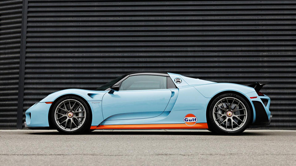 The 2015 Porsche 918 Spyder with Gulf Oil Livery from teh side