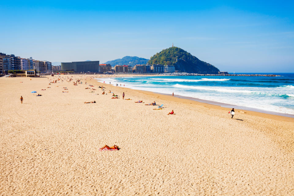 <p>Wer seinen Bade- und Stadturlaub gern miteinander verbindet, ist in San Sebastián genau an der richtigen Stelle: Der Stadtstrand La Concha ist umrahmt von einer malerischen Uferpromenade und eignet sich auch hervorragend für ausgedehnte Spaziergänge. (Bild: Getty Images) </p>