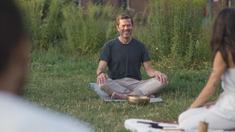 Wird die Yoga-Matte die Kirchenbank der Zukunft? Karl-Theodor zu Gutternberg beim Yoga-Selbstversuch.  (Bild: RTL / Rick Schepker / i&u)