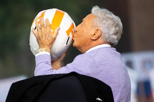 See Lee Corso pick Tennessee football to beat Alabama at Neyland Stadium