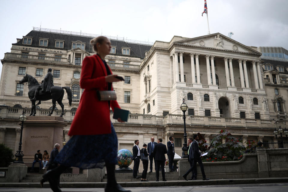 Pound People stand outside the Bank of England in the City of London financial in London, Britain, October 3, 2022. REUTERS/Henry Nicholls