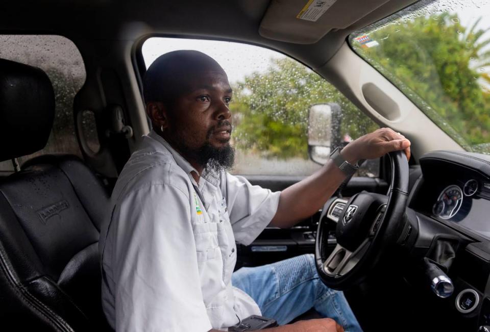 Onique Williams conduciendo su camioneta a través de las aguas inundadas buscando ayudar a la gente en el vecindario de Edgewood, el jueves 13 de abril de 2023 en Fort Lauderdale, Florida.