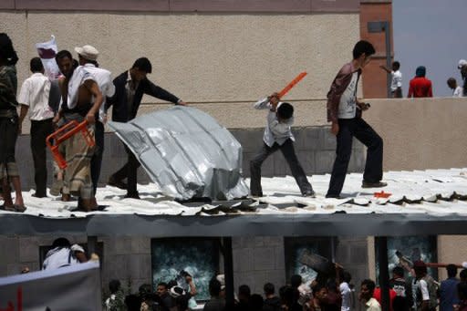 Jóvenes yemeníes asaltan el recinto de la Embajada de EEUU en Saná, durante las protestas por la película ofensiva con el islam registrados este jueves en la capital de Yemen. (AFP | Mohamed Huwais)