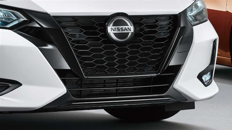 NISSAN ALL NEW SENTRA「黑帶魅力版」換上鏡面黑化水箱護罩。（圖／NISSAN提供）