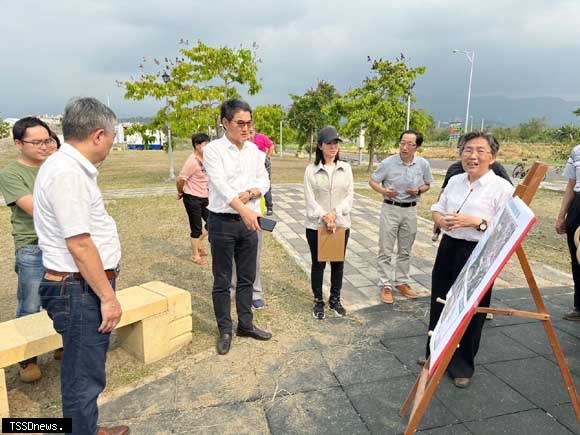 劉建國爭取六千六百七十五萬，改善遊戲場及通學步道，國土署長允諾全力支持。(記者劉春生攝)