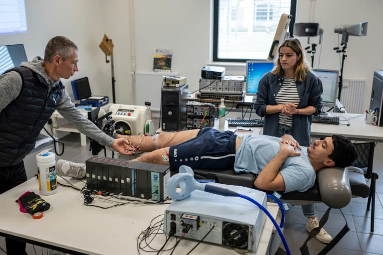 Un athlète passe des tests dans un laboratoire de l'Inserm dédié à l'étude du mouvement, le 9 avril 2024 à Dijon, en Côte-d'Or (ARNAUD FINISTRE)