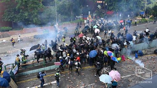 香港有學校日前遭到港警強攻。（圖／立場新聞）