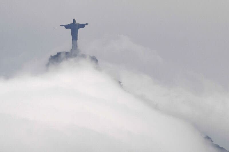 Das Foto, das aussieht wie Jesus in einer Soutane und mit ausgestreckten Armen, wurde von manchen Social-Media-Usern mit der Jesus-Statue in Rio de Janeiro verglichen. Foto: Getty Images