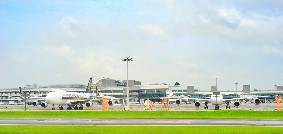 <p>Die alte Nummer eins ist auch die neue Nummer eins: Der Singapore Changi International Airport ist auch 2019 im “Skytrax”-Ranking der beste Flughafen der Welt – zum siebten Mal in Folge. Hier wird wirklich alles geboten: Von Kinos über Schwimmbäder, bis hin zu ausgezeichneten Shoppingmöglichkeiten. Ein verdienter erster Rang! </p>
