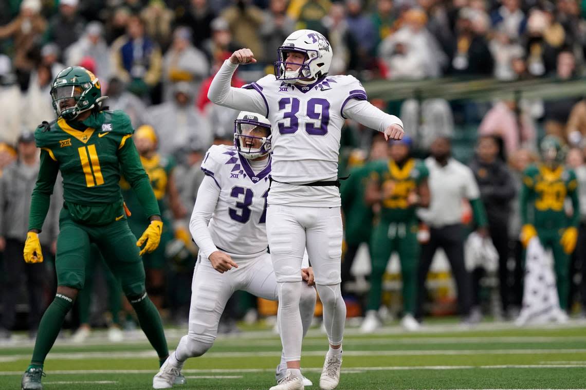 TCU kicker Griffin Kell (39) hits the game-winning field goal to beat Baylor in Waco, 29-28.