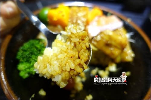 《小姑食記》捷運板南線/板橋站/新板特區美食~八坂丼屋．平價丼飯專門店．海鮮生魚丼自由配．板橋小遠百美食街新開店