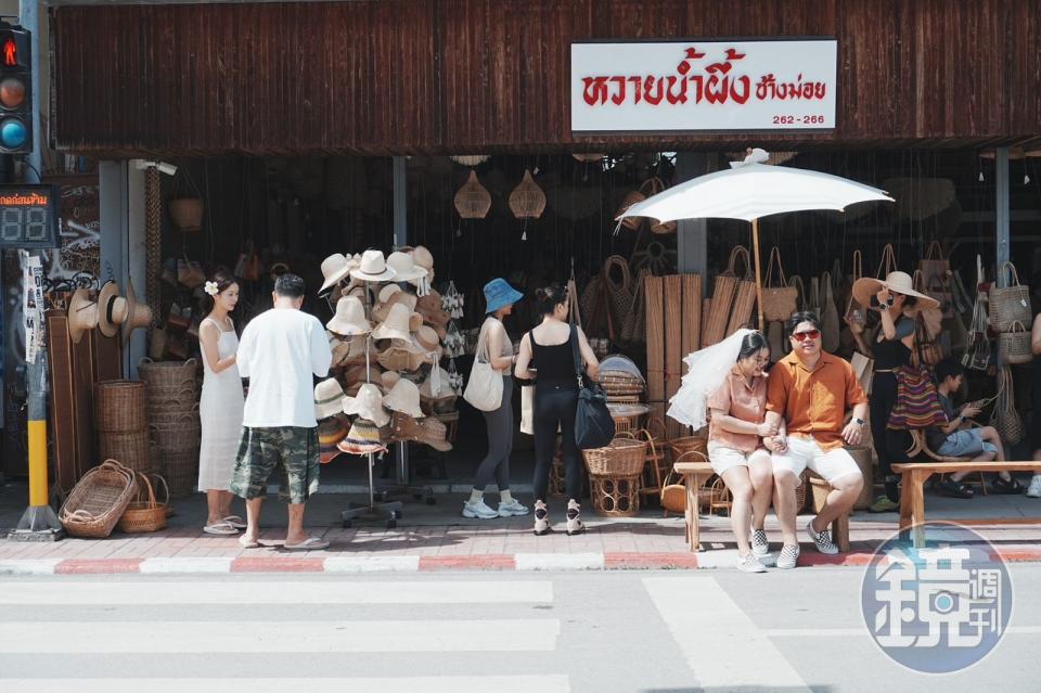 藤編街上的「Wyenumpueng Changmoi Furniture」除了品項豐富，也因店風格變成拍照打卡的地標。