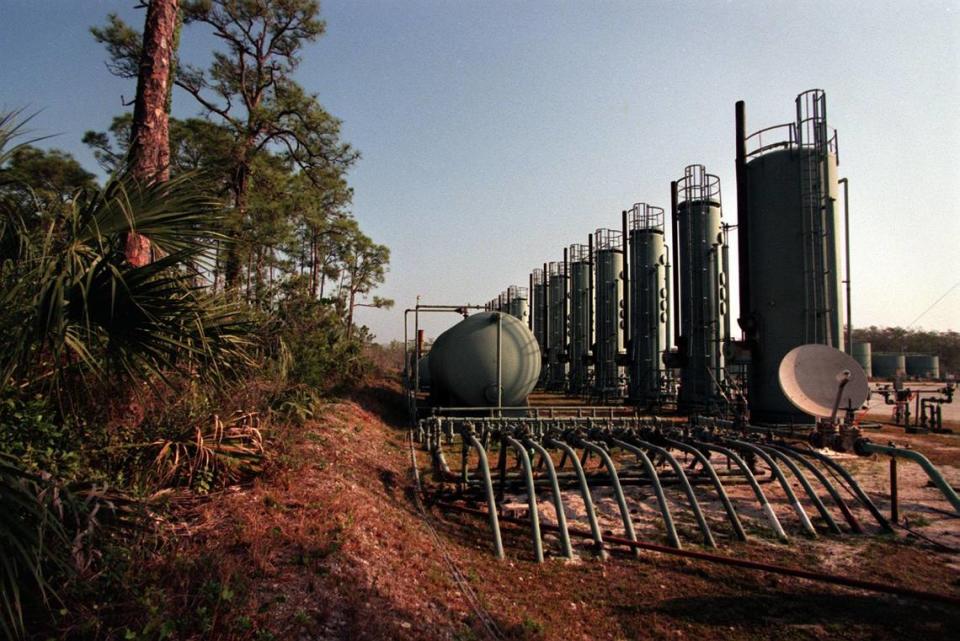 Foto de archivo de 1999 de los tanques de separación del campo petrolífero de Raccoon Point, en donde se bombean hasta 2,000 barriles de petróleo al día desde dos millas bajo la reserva.