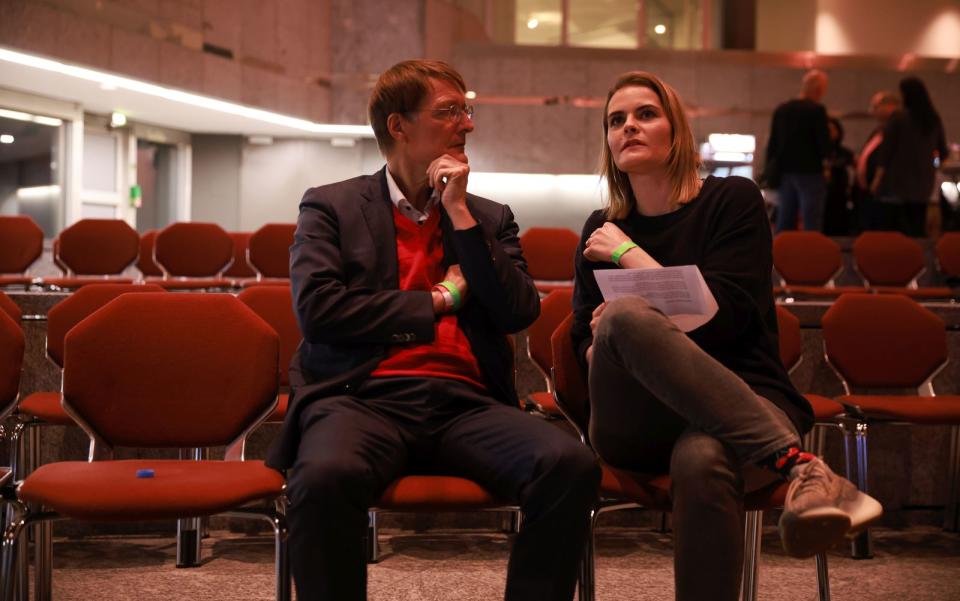 Am Abend der Bundestagswahl überrascht Hazel Brugger Karl Lauterbach bei der SPD-Wahlparty in Leverkusen. (Bild: Max Hartmann / Amazon Prime Video / Leonine Studios)