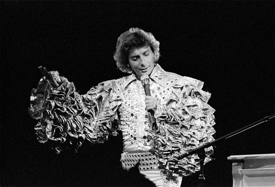 Barry Manilow in concert at Hartford Civic Center, Hartford, Connecticut, America. December 1981.