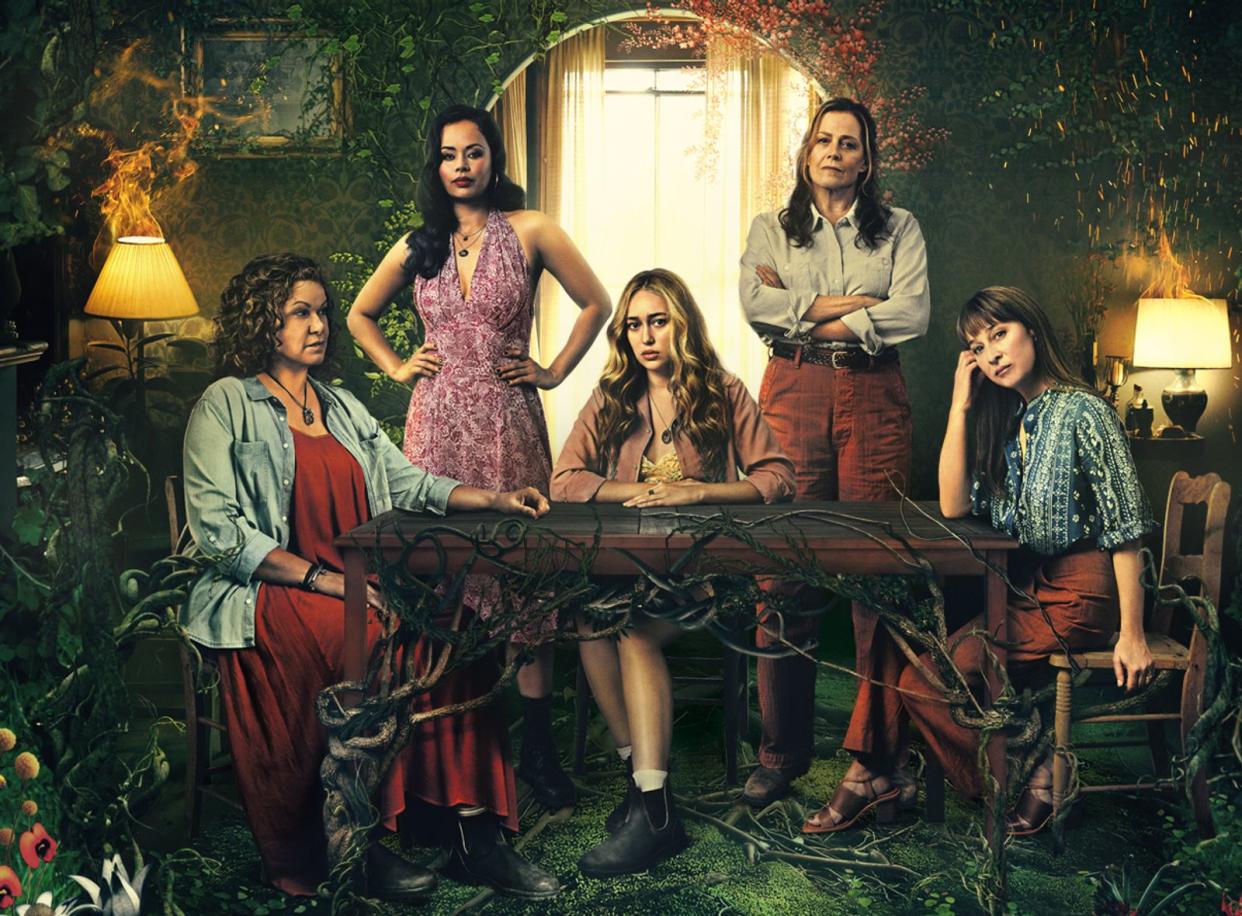 Alice (Alycia Debnam-Carey, Mitte) und ihre Großmutter June (Sigourney Weaver, zweite von rechts) stellen sich mit Hilfe ihrer Freundinnen und Bekannten den Dämonen der Vergangenheit, um die Gegenwart zu überleben. (Bild: Amazon Studios)