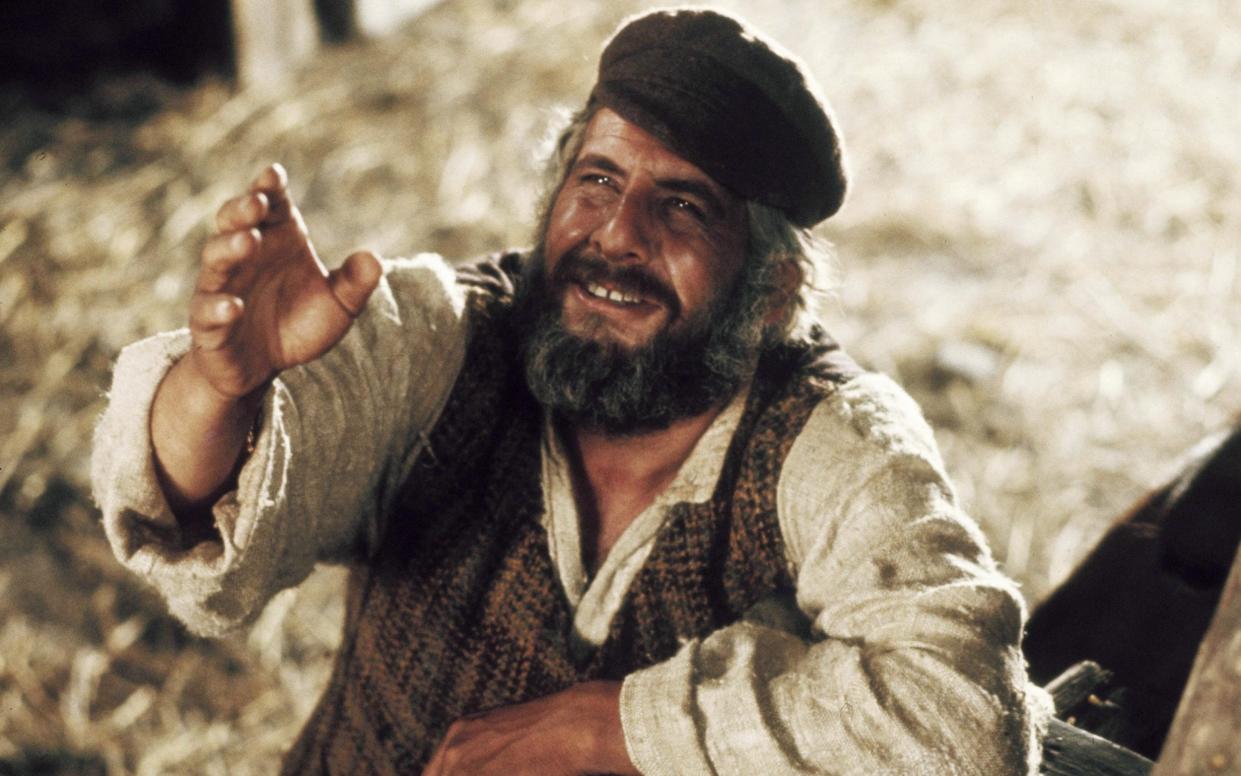Chaim Topol in Fiddler on the Roof in 1971 - ALAMY