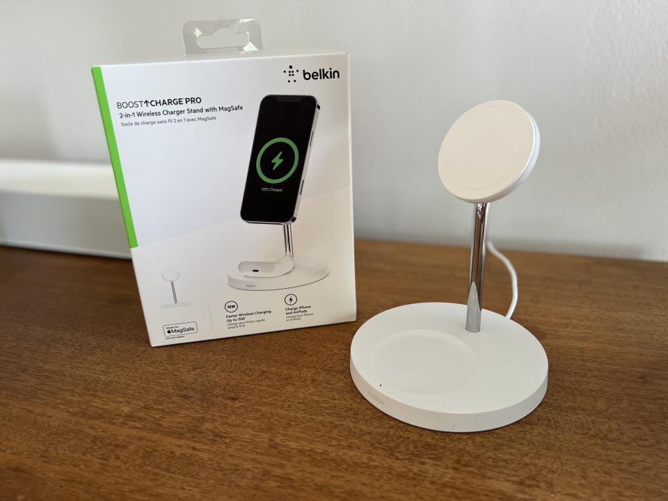 Belkin-boost-charge-pro-2-in-1-2 with package.