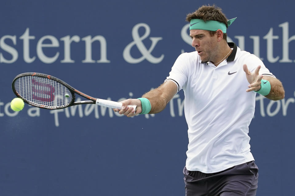 El argentino Juan Martín del Potro devuelve ante el australiano Nick Kyrgios en el torneo de Cincinnati, el viernes 17 de agosto de 2018. (AP Foto/John Minchillo)