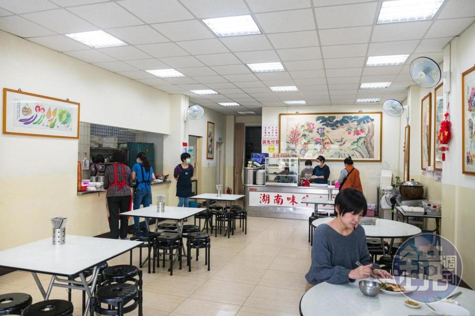 「湖南味」店面窗明几淨，牆上的掛畫皆出自創始老闆汪月濤之筆。