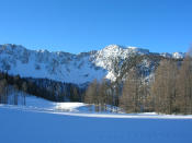 <p> On fête Noël à 1700 mètres d’altitude, dans le marché le plus haut d’Europe ! Pour atteindre ce sommet autrichien, il faut emprunter une télécabine puis marcher ou skier. Le jeu en vaut la chandelle puisqu’une étable en bois illuminée de guirlandes et bordée d’une vingtaine de chalets nous attend, sans oublier la splendide vue enneigée.<br><b>Quand ?</b> <b>Les 3, 9, 10 et 17 décembre 2022</b></p><br>