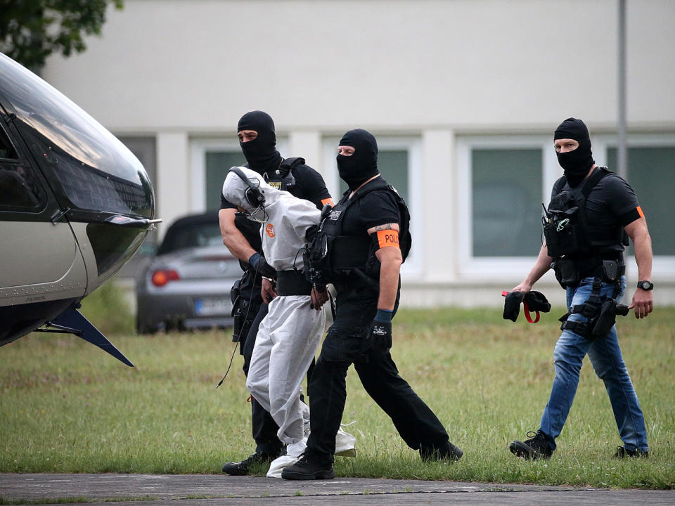 Ali B., der Tatverdächtige im Todesfall Susanna, wird von Beamten zu einem Polizeihubschrauber gebracht. (Bild-Copyright: Hasan Bratic/dpa)