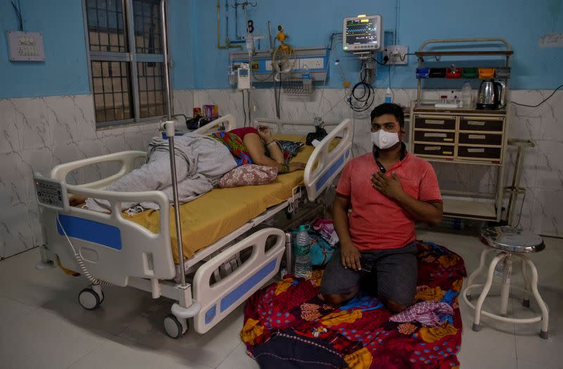 Wider Image: Last doctor standing: Pandemic pushes Indian hospital to brink