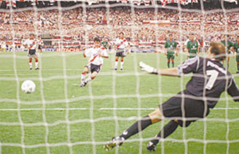 El 12 de diciembre de 1999, Saviola le convierte el penal a Cancelarich; River goleaba a Ferro 4 a 1