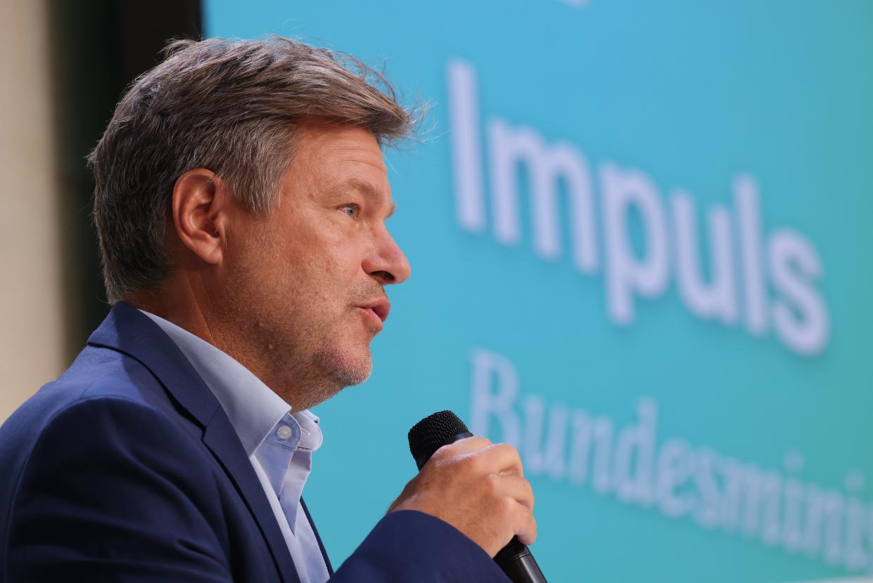 Wirtschaftsminister Robert Habeck (Grüne) plädiert beim Klimakongress des Bundesverbandes der Deutschen Industrie (BDI) für ein deutliche Senkung des Strompreises. - Copyright:  Sean Gallup/Getty Images)