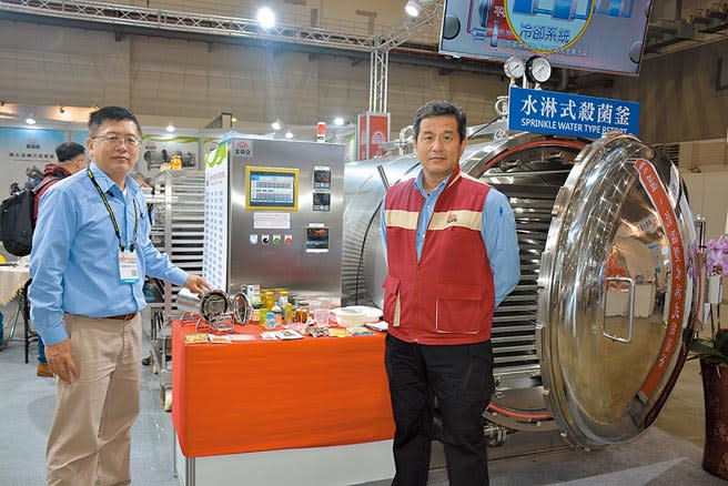 金瑛發公司專案經理施永哲（左）與越南經理王昇傑（右）大力推廣高溫高壓殺菌設備。圖／李水蓮