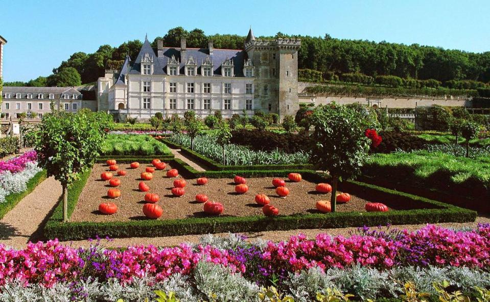 Vista del castillo de Villandry, construido en el siglo XVI en el Valle del Loira que cuenta con los jardines más visitados de Francia. Este edificio es la obra de Joaquín Carvallo, un médico extremeño de Don Benito, que en 1906 lo compró medio derruido, lo rehabilitó y recuperó sus jardines renacentistas con la ayuda de dos paisajistas españoles.