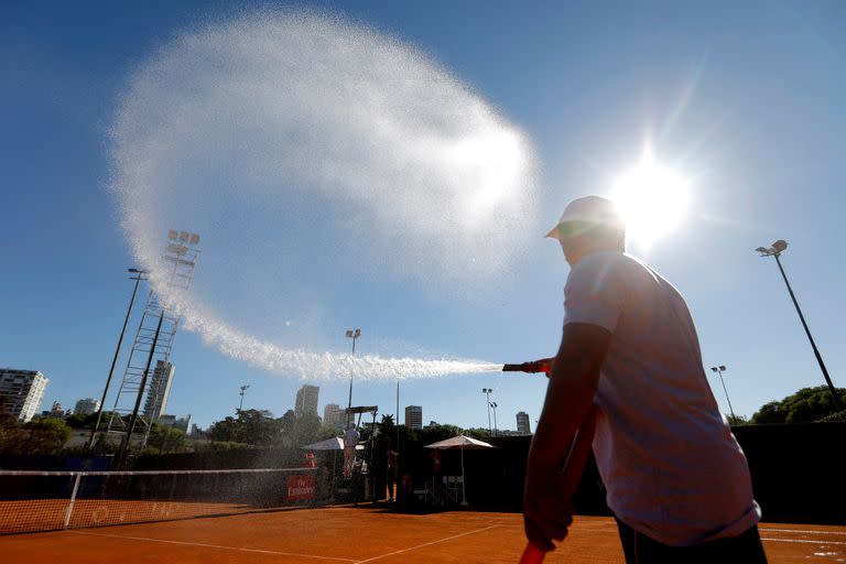 La labor diaria de los cancheros en el Buenos Aires Lawn Tennis casi no otorga descansos