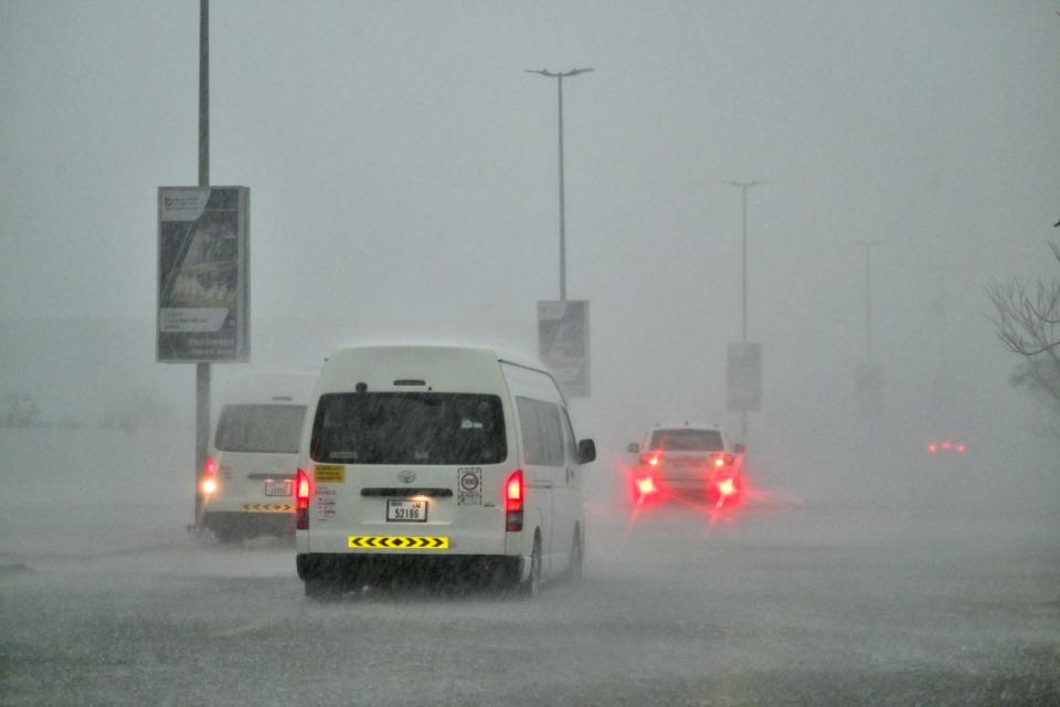 <span>Des véhicules roulent sur une route inondée pendant les pluies torrentielles qui se sont abattues sur l'émirat de Dubaï le 16 avril 2024</span><div><span>GIUSEPPE CACACE</span><span>AFP</span></div>