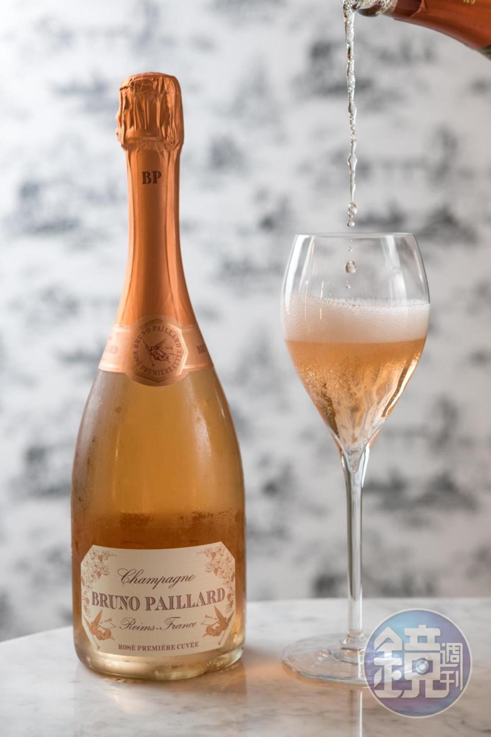 香檳「Bruno Paillard, Rosé Premiére Cuvée」氣泡精巧，有紅肉水果香氣，還伴隨有淡淡檸檬香氣。
