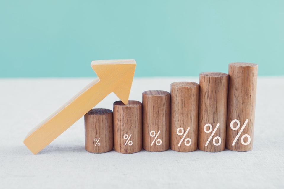 Wooden blocks with a percentage sign and an arrow pointing upwards.