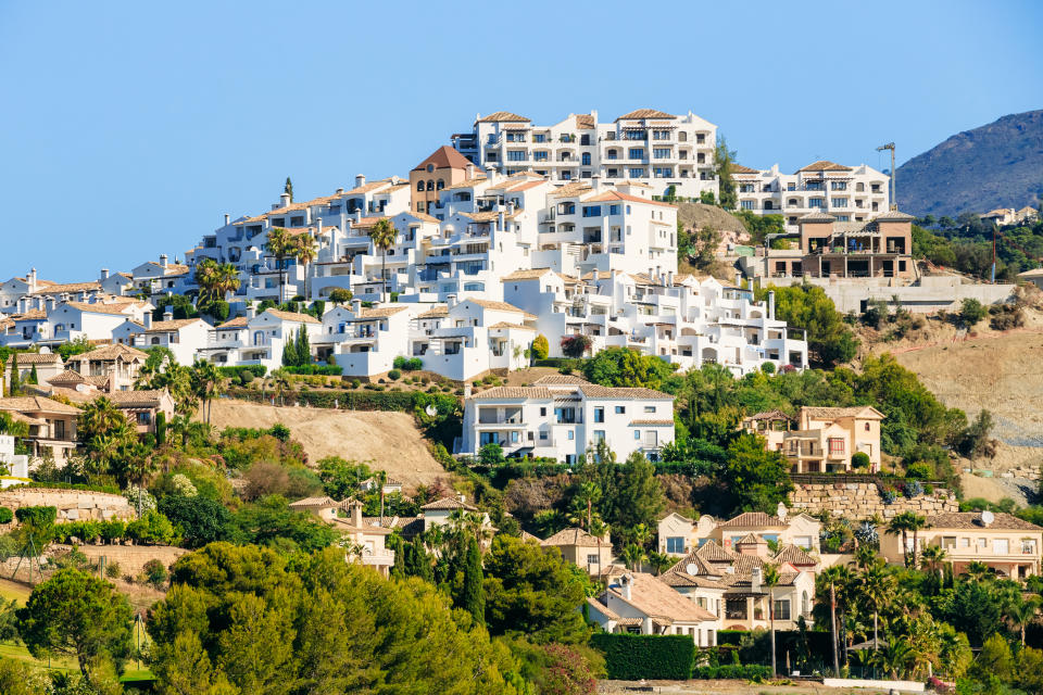 <p>La localidad española con los alquileres más altos es Benahavís, donde las casas ofertadas en el primer trimestre de 2022 costaban una media de 2.813 euros mensuales. (Foto: Getty Images).</p> 