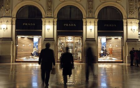 People walk past Prada's fashion store in downtown Milan February 4, 2015. REUTERS/Stefano Rellandini