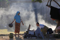 <p>Villagers cook at their temporary shelter after an earthquake hit on Sunday in Pemenang, Lombok Island, Indonesia, Aug. 8, 2018. (Photo: Beawiharta/Reuters) </p>