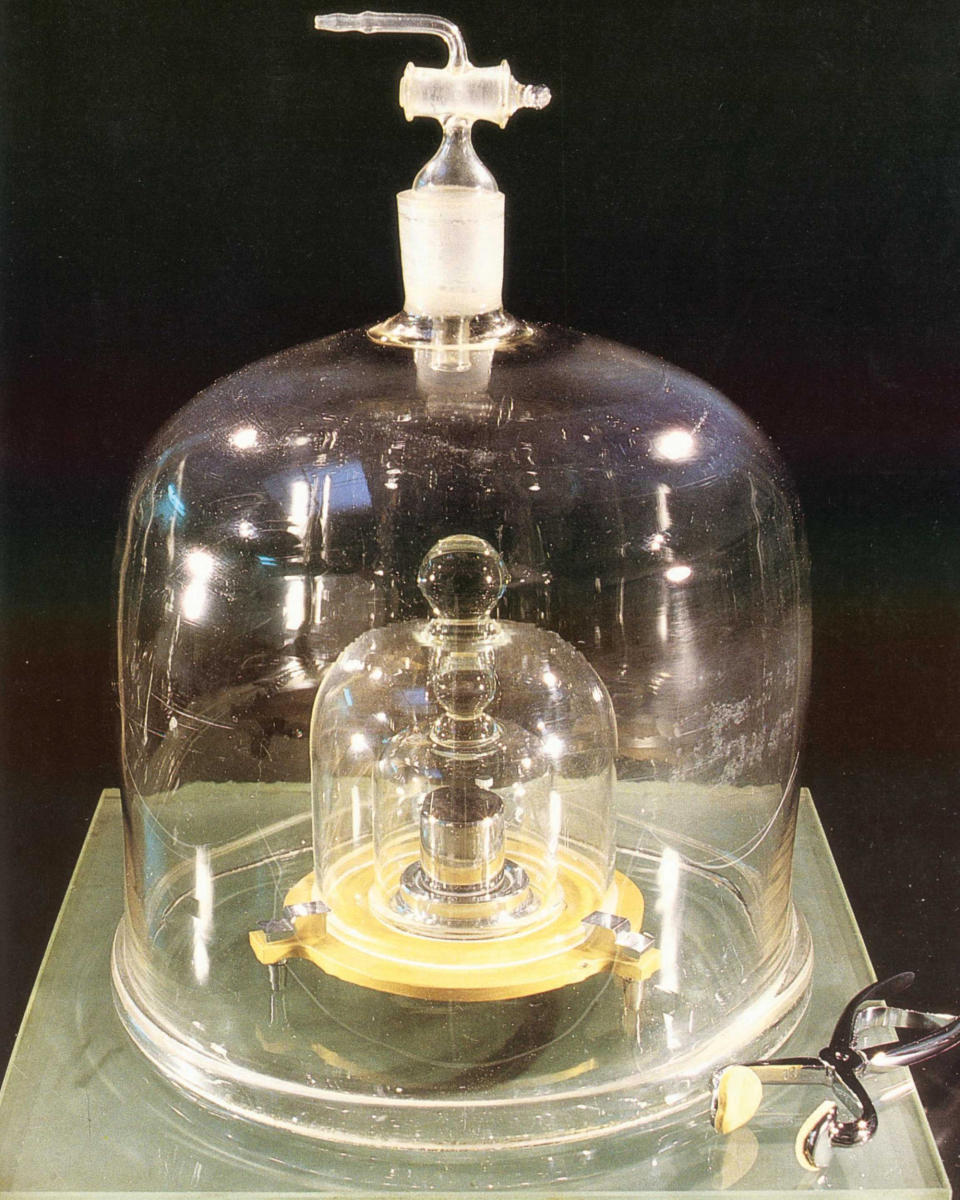 Der internationale Kilogrammprototyp (das “Urkilogramm”), aufbewahrt unter drei Glasglocken. (Bild: PTB/BIPM)