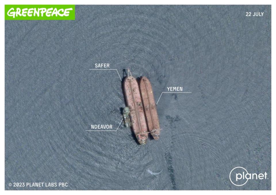 救援船隻NDEAVOR（左）緊靠廢棄油輪FSO Safer（中），歷時三週，有關人員將油輪上被遺忘的110萬桶原油成功轉移至「葉門號」（YEMEN）（右）。該衛星照攝於2023年7月22日。